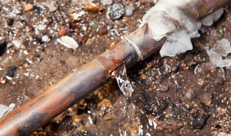 what happens if water pipe freezes